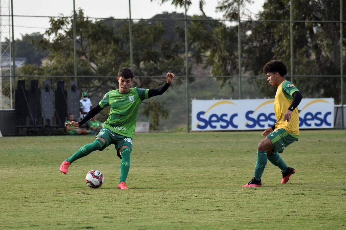 O Amrica segue em preparao para a deciso do Campeonato Mineiro, contra o Atltico. No prximo sbado (22), s 16h30, os rivais se enfrentaro no Mineiro, em Belo Horizonte. Para ser campeo estadual pela 17 vez, o Coelho precisar vencer o confronto. Isso porque a primeira partida terminou empatada em 0 a 0, e o Atltico possui a vantagem de jogar por um novo empate.