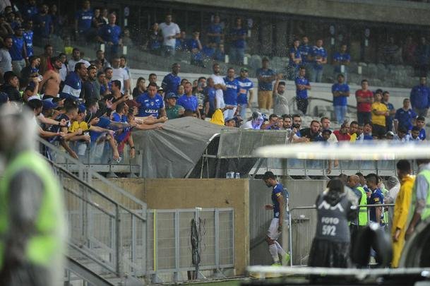 Sinalizadores, rojes, ira e xingamentos: a reao da torcida celeste com a derrota no Mineiro