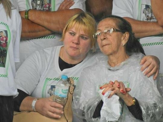 Emoção das famílias no velório dos heróis da Chapecoense