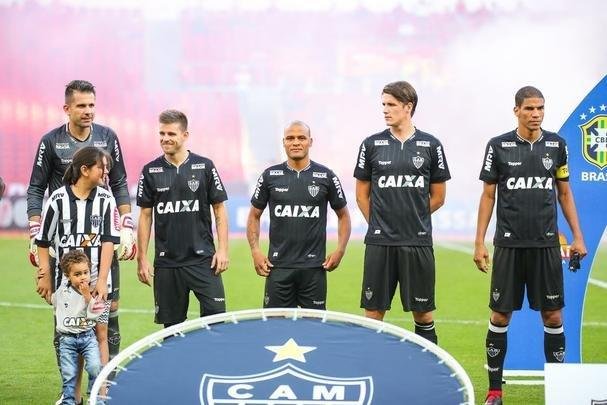 Galo derrotou Internacional no Beira-Rio com gols de Cazares e Terans; D'Alessandro descontou de pênalti