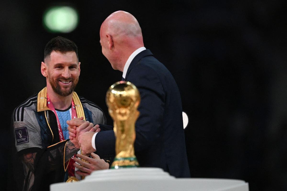 Messi ergue a taa de campeo da Copa do Mundo! Festa da Argentina no Estdio Icnico de Lusail, no Catar, com o tricampeonato mundial