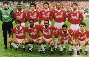 1992 - Gérson (segundo agachado da direita para a esquerda), do Internacional, foi o artilheiro com nove gols