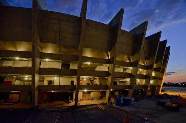 Fotos noturnas das obras do Mineir�o