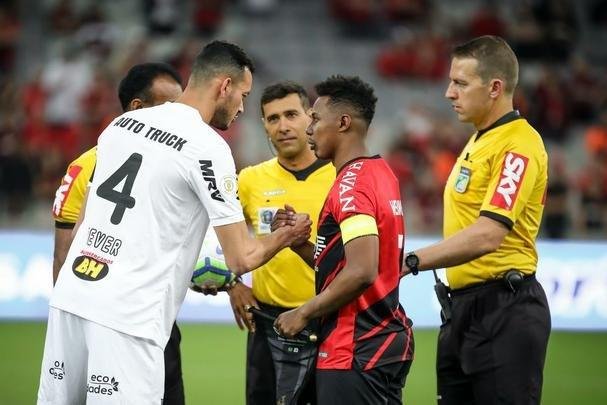 Galo perdeu muitas chances e acabou derrotado pelo xar paranaense