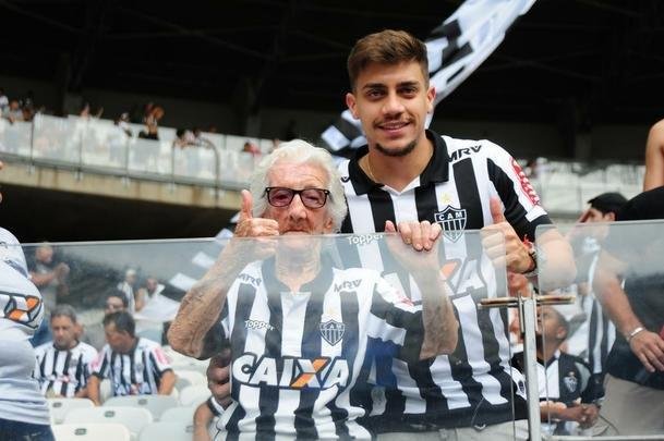 Fotos das torcidas de Cruzeiro e Atltico no Mineiro