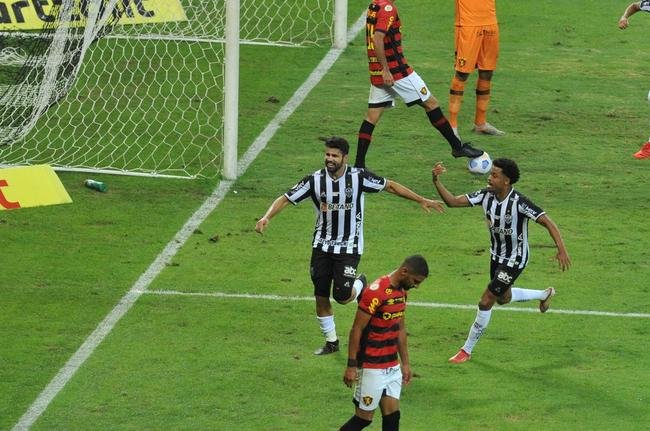 Fotos do gol de Diego Costa, de cabe�a, sobre o Sport. Foi primeiro gol do Atl�tico na vit�ria por 3 a 0 pela 21� rodada do Brasileiro