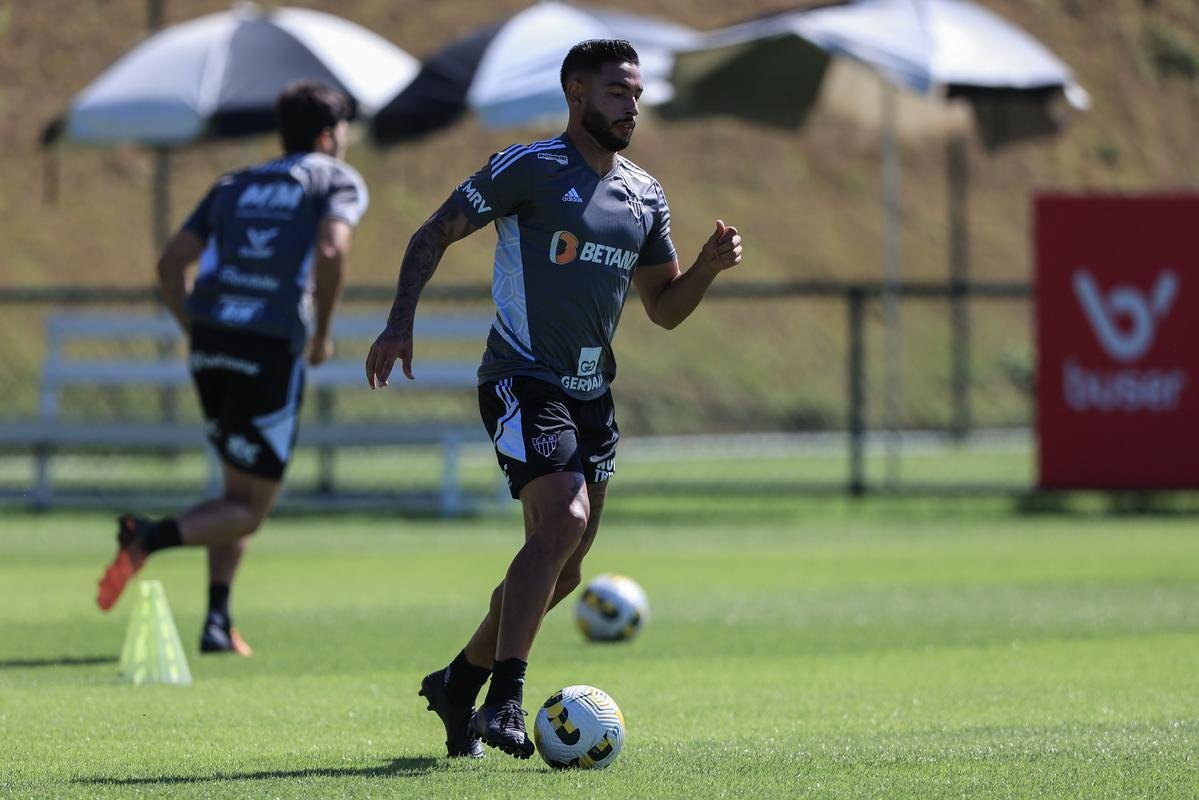 Nesta quinta-feira (28), o Atltico realizou o terceiro treino na Cidade do Galo aps o retorno de Cuca. Durante a atividade, o treinador conversou com o presidente do clube, Srgio Coelho.