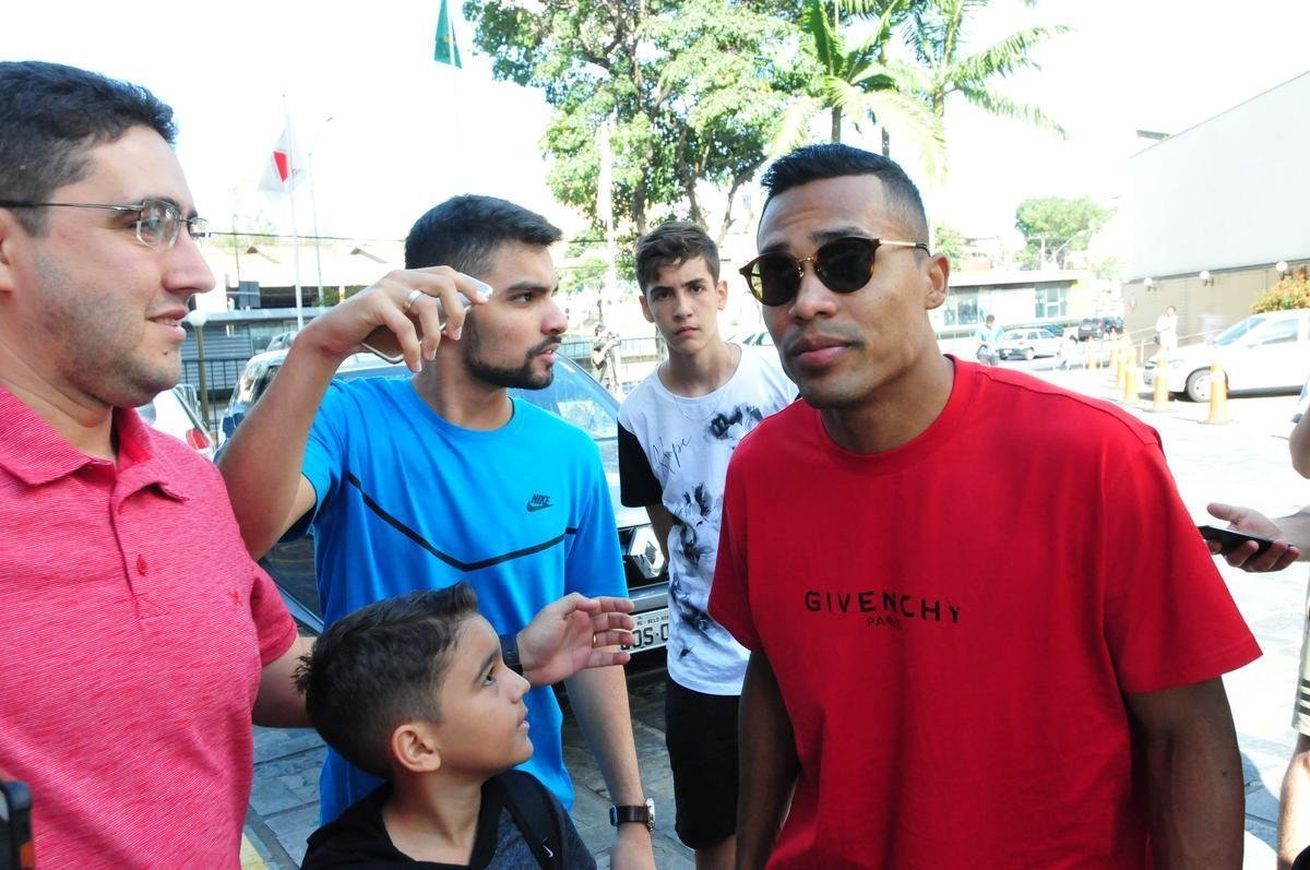 Depois de derrotar a Argentina por 2 a 0 no Mineiro e garantir vaga na final da Copa Amrica, jogadores da Seleo Brasileira ganharam folga em Belo Horizonte e foram tietados por torcedores na porta do hotel Ouro Minas. Na foto, o lateral-esquerdo Alex Sandro, da Juventus