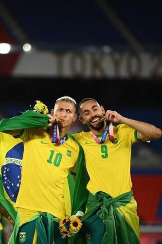 Jogadores da Seleo Brasileira recebem a medalha de ouro pela conquista olmpica no futebol