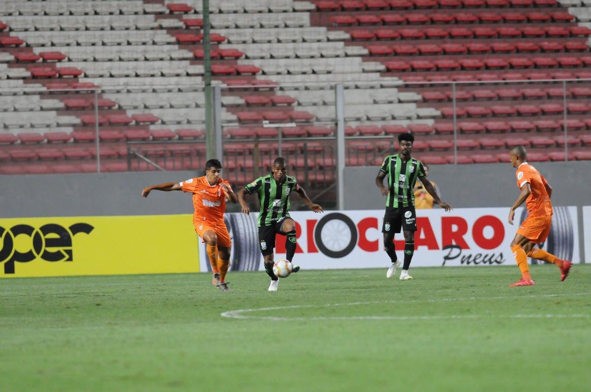 Com gols de Felipe Augusto e Al, Amrica venceu Coimbra por 2 a 0, nesta segunda-feira, no Independncia, pela sexta rodada do Campeonato Mineiro