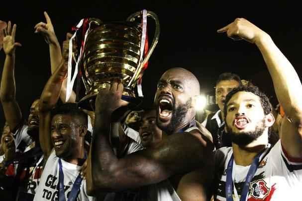 A primeira taa (01/05/2016) - Diante do Campinense, Grafite realizou o sonho de conquistar uma taa pelo Santa Cruz. Em cima do Campinense, a equipe coral foi campe da Copa do Nordeste. Na semana seguinte, foi ainda abocanhou o ttulo do Campeonato Pernambucano em cima do Sport.