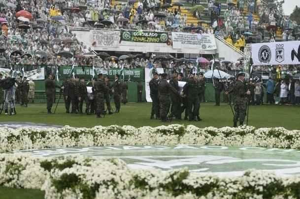 Emoção das famílias no velório dos heróis da Chapecoense