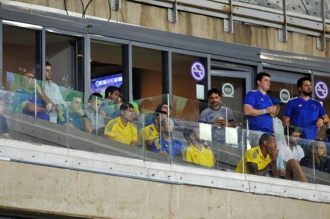 Atacante Luvannor ( esquerda) e zagueiro Z Ivaldo (direita), recm-contratados pelo Cruzeiro, assistiram  partida contra o Brusque, no Mineiro, pela Srie B