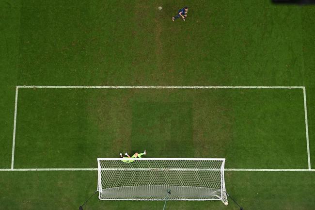 De pnalti, Mbapp marca o seu terceiro gol na final durante a prorrogao e empata para a Frana diante da Argentina: 3 a 3