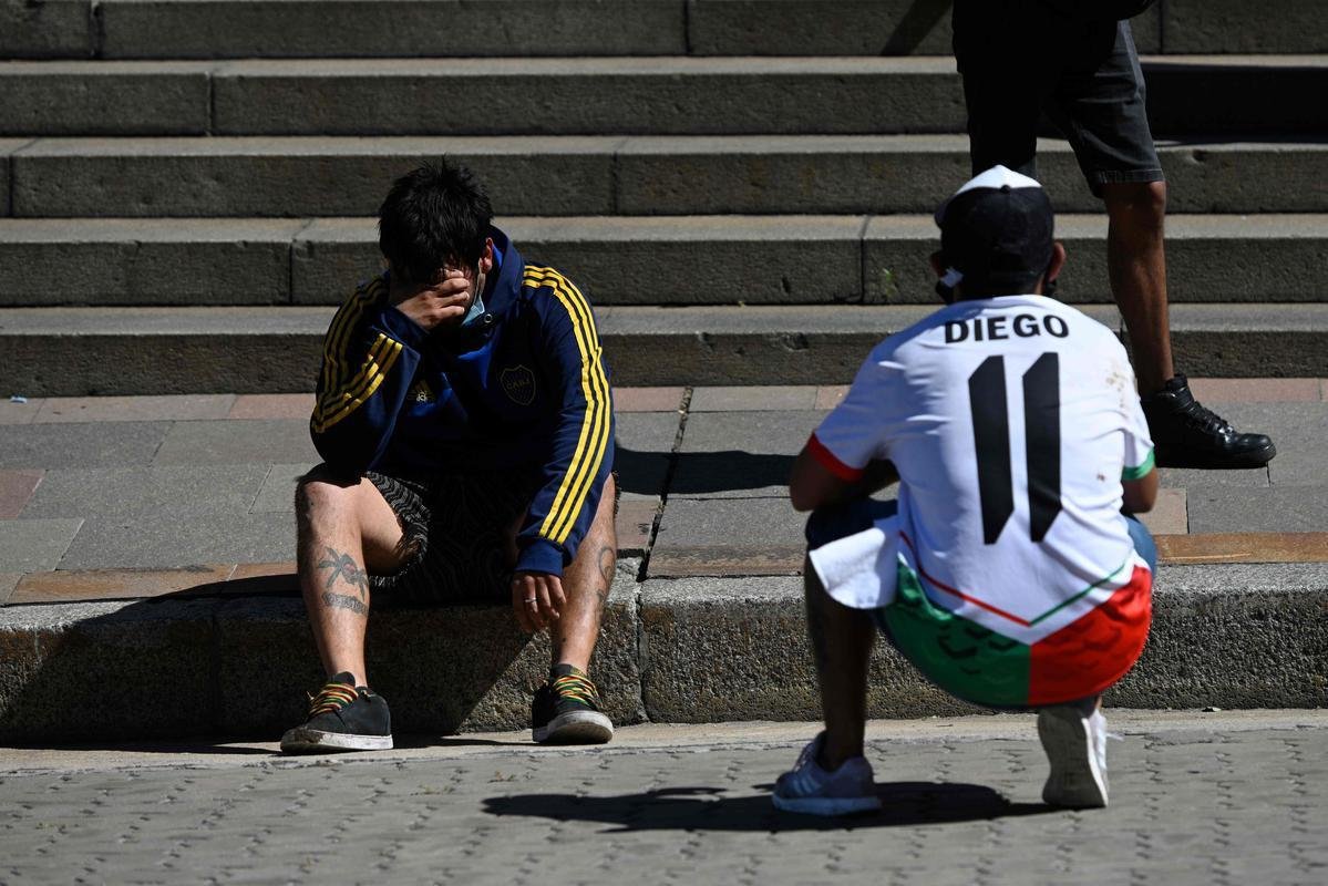 Por volta das 15h30, um tumulto obrigou a polcia a encerrar o velrio de Maradona na Casa Rosada, em Buenos Aires