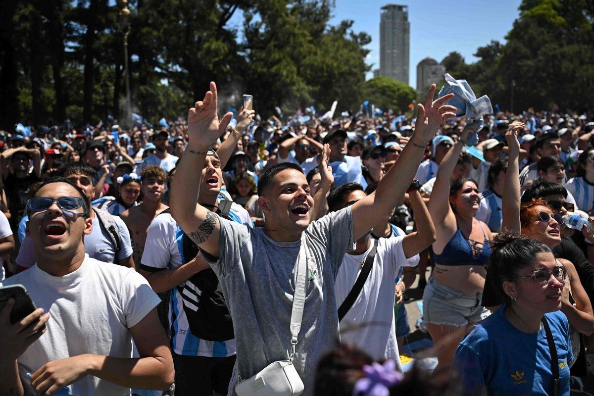Multido festeja, no Centro de Buenos Aires, o tri mundial da Argentina conquistado na Copa do Catar