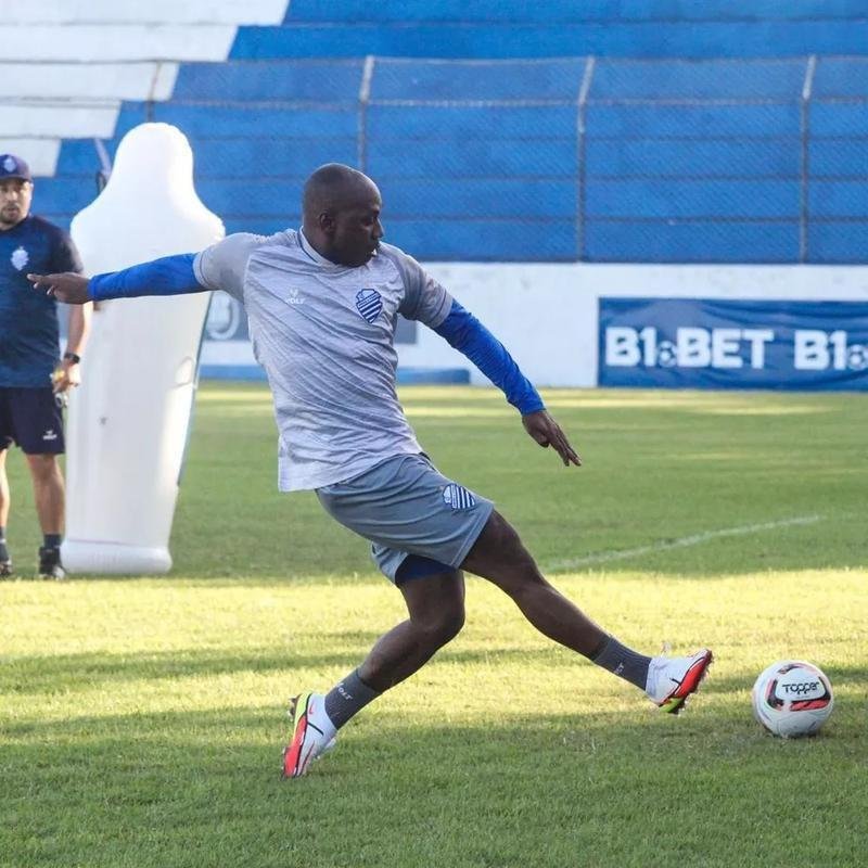 Atacante Sass pelo CSA, em 2022, antes de ficar sem clube
