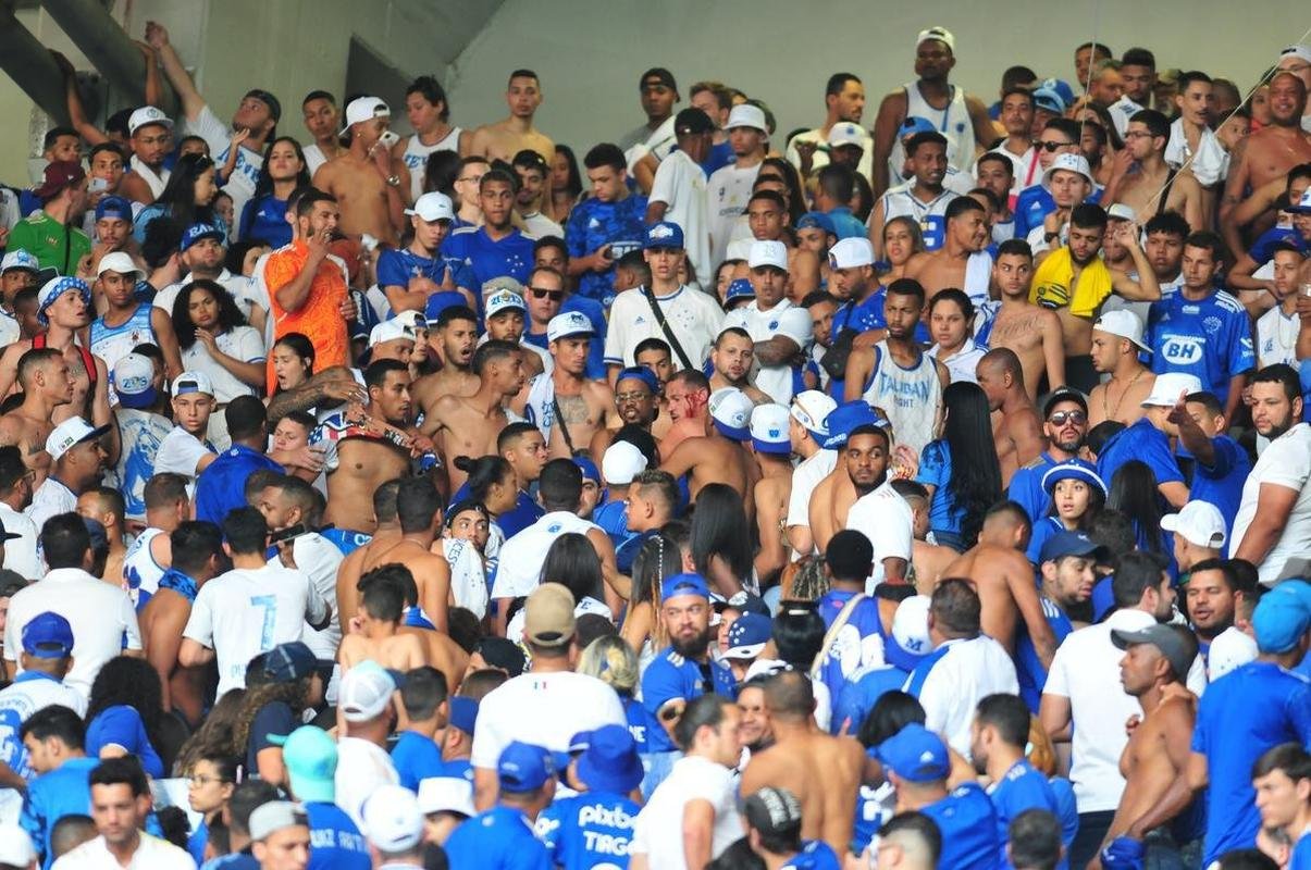 Fotos da torcida do Cruzeiro antes e durante a partida contra o Cricima, neste domingo (4), no Mineiro, pela 28 rodada da Srie B