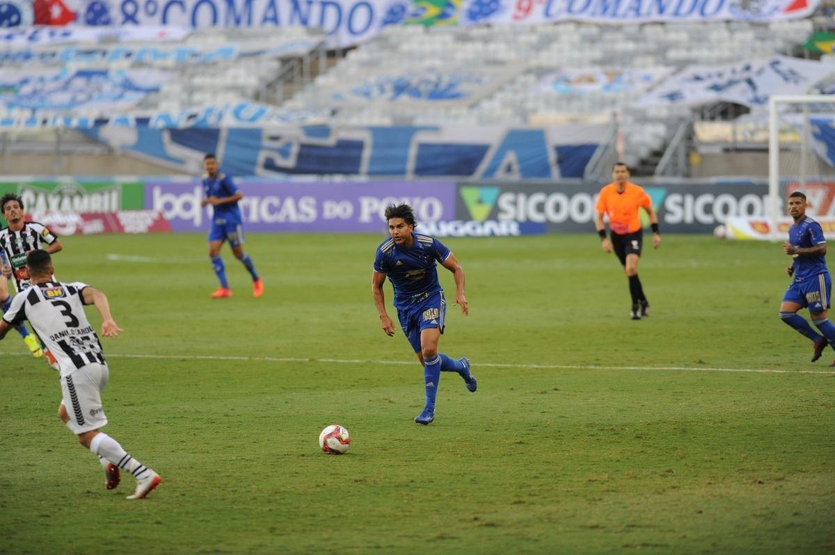 Fotos da vitria do Cruzeiro sobre o Athletic de So Joo del-Rei, por 1 a 0, no Mineiro, pela quarta rodada do Campeonato Mineiro de 2021. Marcelo Moreno, de pnalti, marcou o gol do triunfo celeste no Gigante da Pampulha