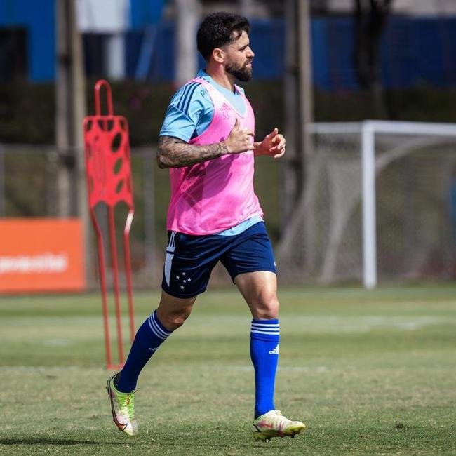 Fotos do treino do Cruzeiro neste domingo, na Toca da Raposa II. As novidades foram as presenas do atacante Rafa Silva, recuperado de incmodo no p direito, e dos recm-contratados Luis Felipe (zagueiro, ex-PSV da Holanda) e Bruno Rodrigues (atacante, ex-Famalico de Portugal)