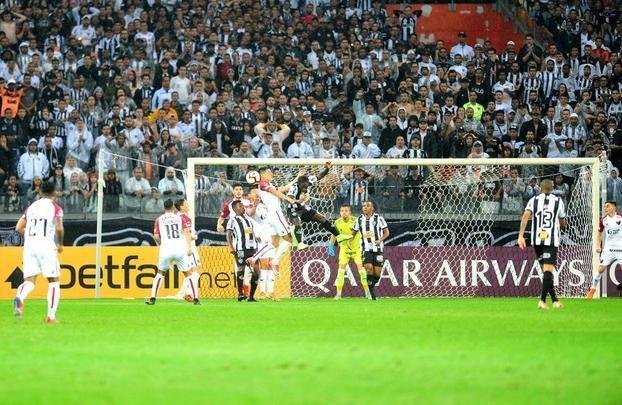 Lances do primeiro tempo da partida entre Atltico e Coln, no Mineiro, pela semifinal da Copa Sul-Americana