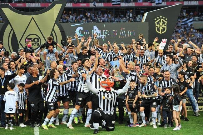 Atltico ergue a taa de campeo brasileiro e d a volta olmpica diante da torcida alvinegra, no Mineiro