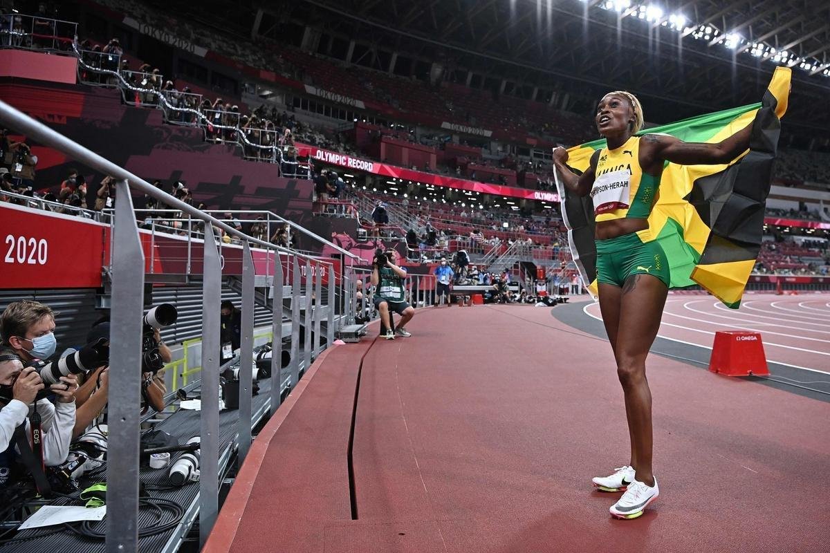 Fotos espetaculares da vitria da jamaicana Elaine Thompson-Herah nos 100m rasos dos Jogos Olmpicos de Tquio com o tempo de 10s61. A velocista quebrou o recorde olmpico e comandou o pdio jamaicano ao lado de Ann Fraser-Pryce, prata, e Shericka Jackson, bronze.