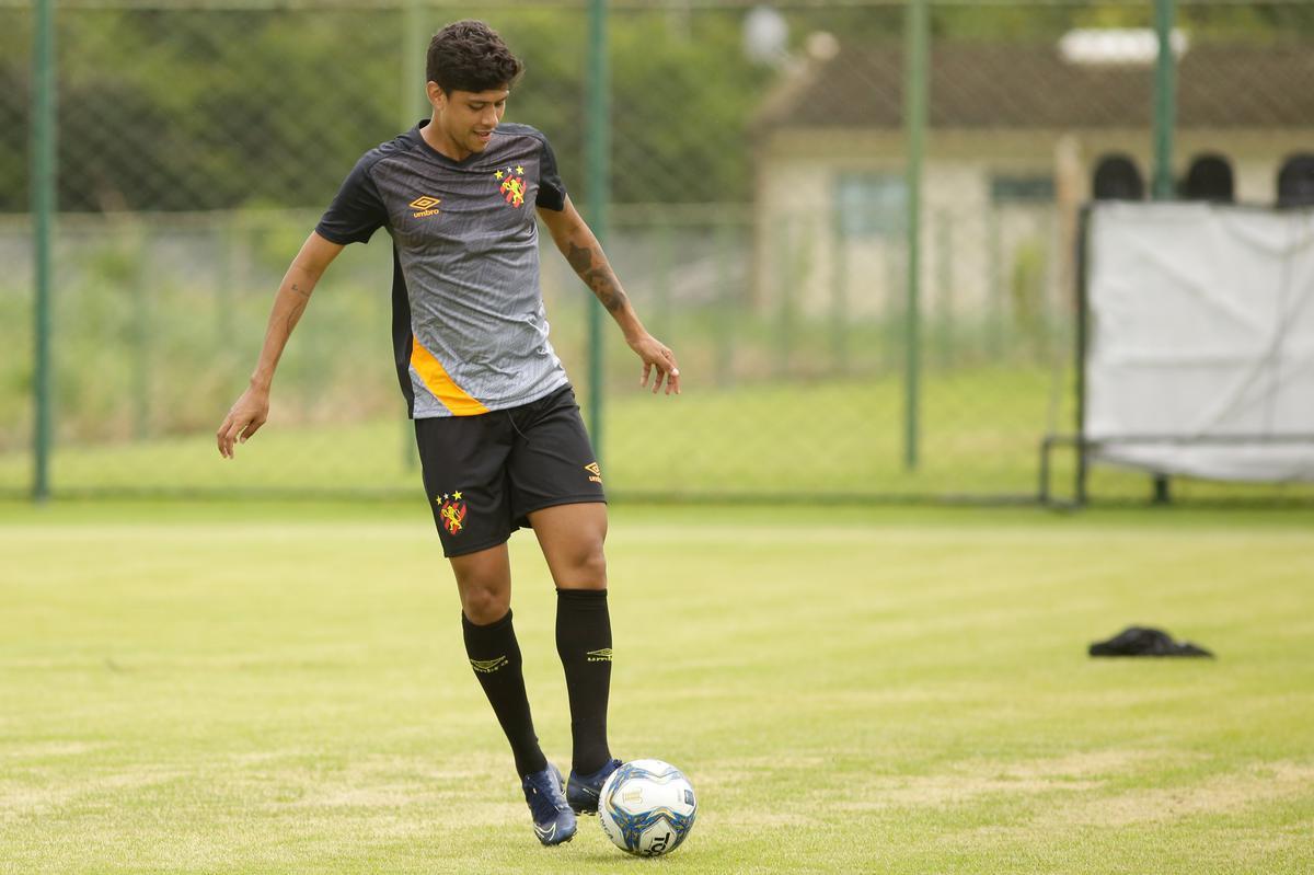 No primeiro trabalho, houve um treinamento tático, que exigia troca de passes e triangulações dos jogadores, com o elenco dividido em grupos de três atletas cada. Em seguida, os jogadores foram divididos em dois grupos no mesmo campo para o trabalho específico por setores de defesa e ataque. De um lado, os zagueiros, laterais e volantes participaram de um treino tático de posicionamento com o auxiliar Daniel Cerqueira. Do outro, os meias e atacantes fizeram um trabalho específico de passe e finalização sob o comando do técnico Daniel Paulista.