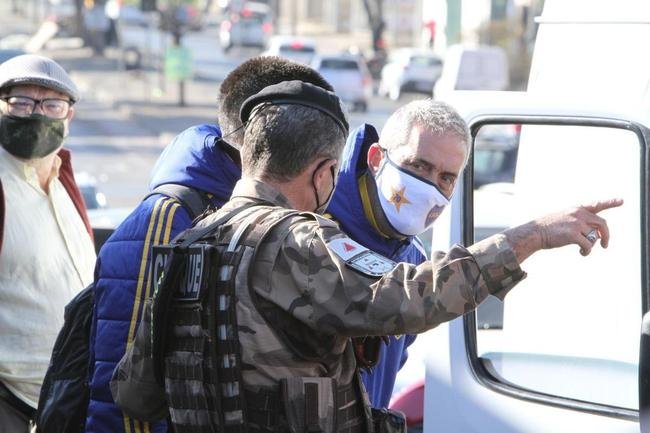 A delegao do Boca Juniors foi liberada da Central de Flagrantes 4  (CEFLAN 4) da Polcia Civil, no bairro Alpio de Melo, regio Noroeste de Belo Horizonte, por volta das 12h desta quarta-feira. Jogadores e membros da comisso tcnica da equipe argentina ficaram na delegacia por cerca de 12 horas para esclarecimentos sobre a confuso no Mineiro aps a eliminao diante do Atltico, nos pnaltis, pelas oitavas de final da Copa Libertadores da Amrica.