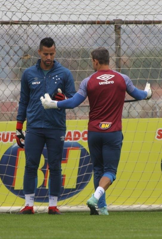 Goleiro Fbio vai a campo sob superviso de preparador Robertinho