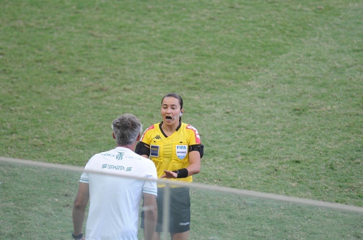 Fotos: gol anulado do América e reclamação em campo