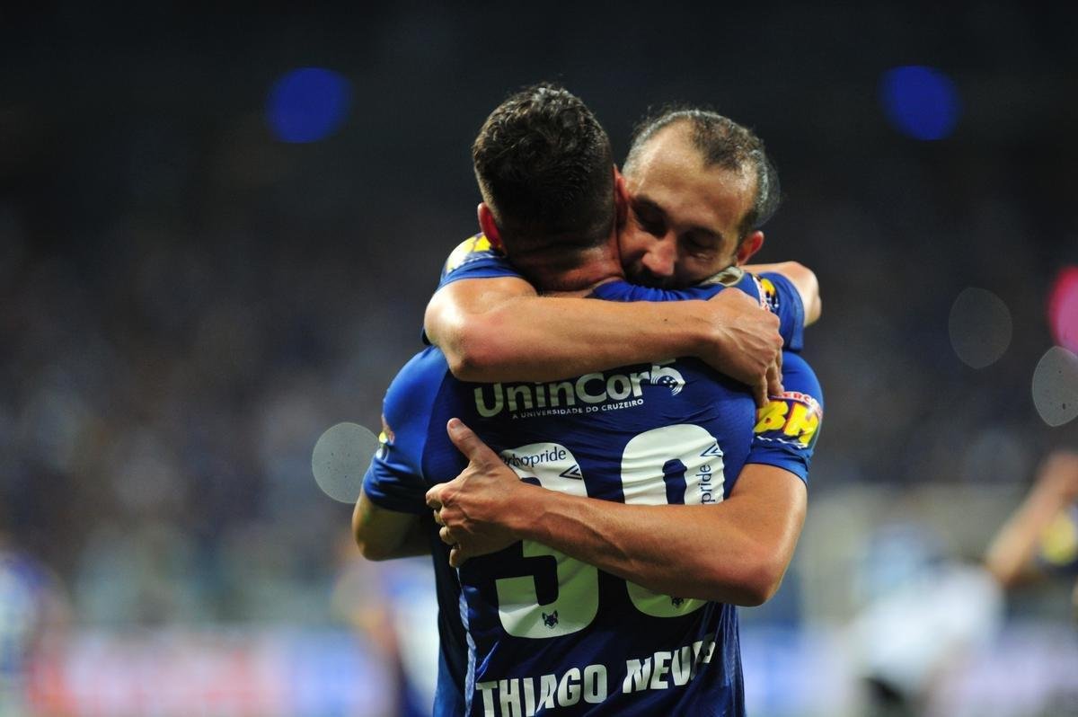 O Cruzeiro se tornou hexacampeo da Copa do Brasil com duas vitrias sobre o Corinthians na final. No jogo de ida, em Belo Horizonte, Thiago Neves definiu o triunfo por 1 a 0. Na volta, em Itaquera, Arrascaeta e Robinho fizeram os gols da vitria por 2 a 1 e decretaram a festa.  