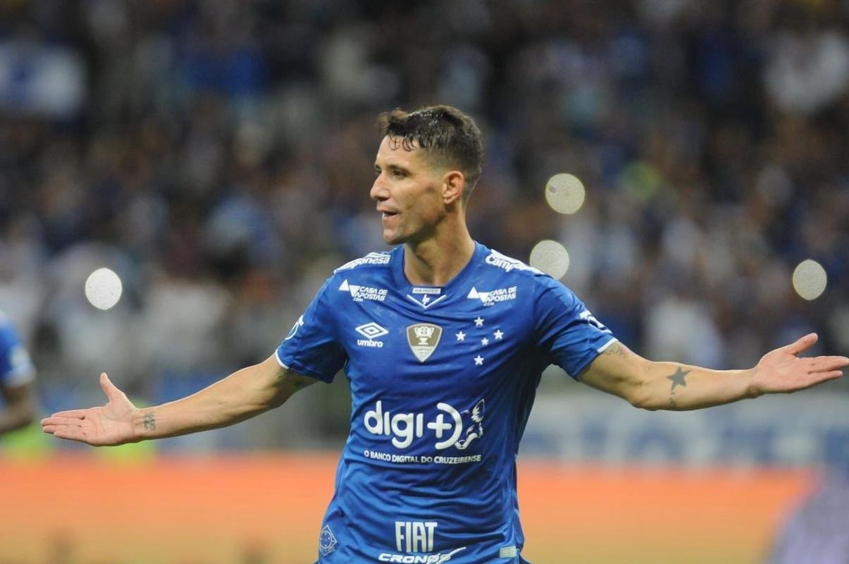 No segundo tempo, Cruzeiro perdeu pnalti com Sass, mas chegou  virada em nova cobrana, dessa vez bem executada por Thiago Neves: 2 a 1