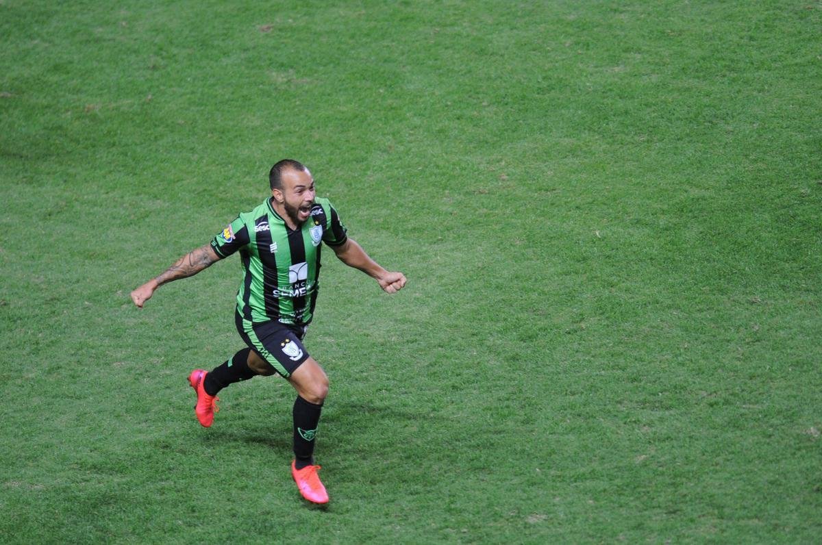 Fotos do duelo entre Amrica e Ferroviria, no Independncia, em BH, pela terceira fase da Copa do Brasil