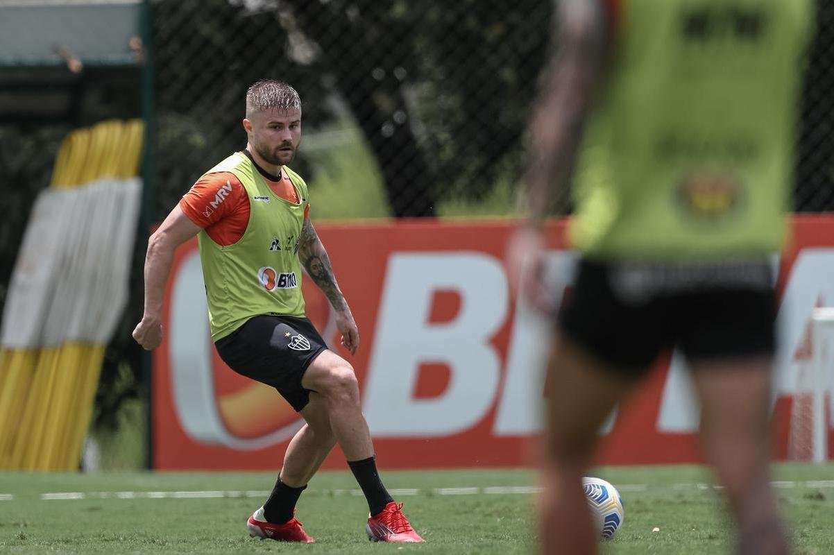 Aps a vitria por 2 a 1 sobre o Cuiab, neste domingo (24), pelo Campeonato Brasileiro, o elenco do Atltico se reapresentou e treinou na tarde desta segunda-feira (25), na Cidade do Galo, em Vespasiano. As atividades visaram o duelo de volta da semifinal da Copa do Brasil, contra o Fortaleza, que ocorrer na quarta-feira (27). Por ter vencido o jogo de ida por 4 a 0, no Mineiro, o Galo tem vaga encaminhada na deciso do principal torneio mata-mata do pas.