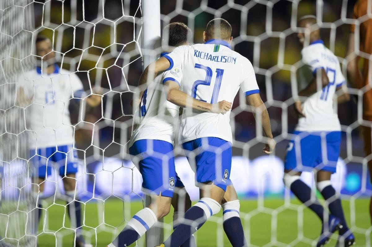 Seleo venceu com dois gols de Coutinho e um de Everton Cebolinha