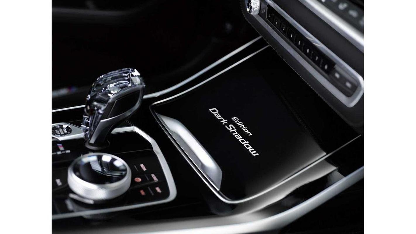 Camila ngelo recebeu o modelo BMW X7 Dark Shadow Edition 2021