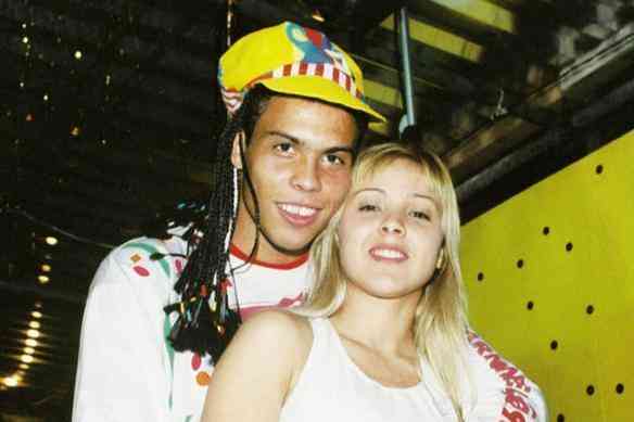 Ndia conheceu Ronaldo em Belo Horizonte. Ela, inclusive, morou com o atacante na Holanda. Depois do rompimento, Ndia casou-se com Alex Alves, ex-Cruzeiro, morto em novembro.