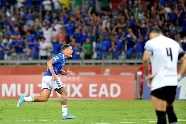Fotos do gol de Edu, do Cruzeiro, sobre o Athletic, no Mineiro, em jogo de ida da semifinal do Mineiro