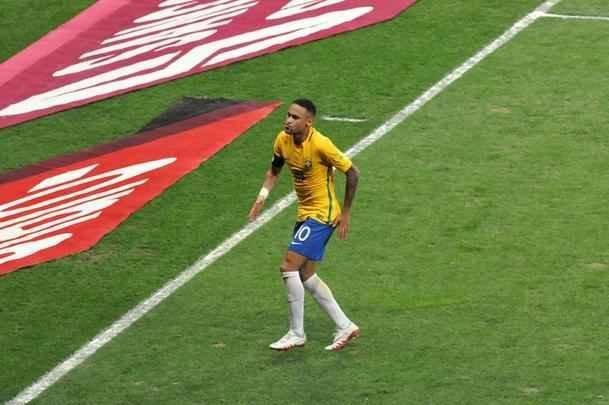 Neymar marca o segundo gol do Brasil, e faz a festa da torcida