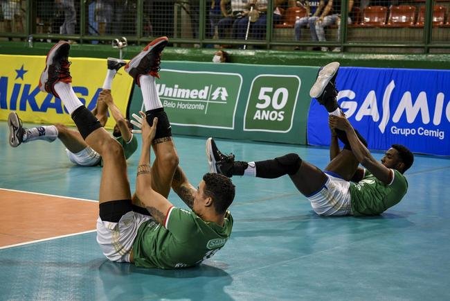 Cruzeiro se garantiu na decis�o do Sul-Americano de V�lei ao bater os argentinos do Policial Voley por 3 sets a 0, neste s�bado (5), no Gin�sio do Riacho, em Contagem. As parciais foram de 25/20, 29/27 e 25/16