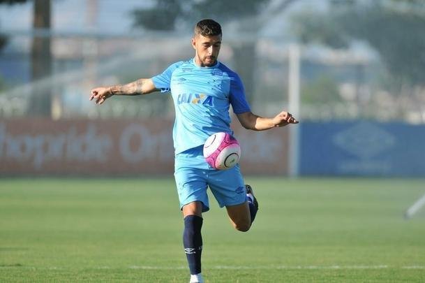 Jogadores do Cruzeiro durante treino desta sexta-feira na Toca da Raposa II