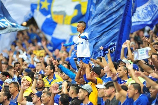 Torcida cruzeirense compareceu em bom nmero e empurrou time para vitria diante da La U