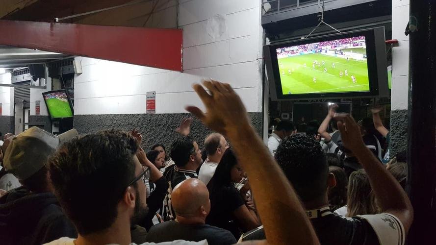 Atleticanos acompanharam Flamengo 2x1 Ceará nos bares de Belo Horizonte, na expectativa de comemorar o título antecipado do Campeonato Brasileiro. No entanto, o rival carioca venceu o time nordestino e adiou a festa atleticana.