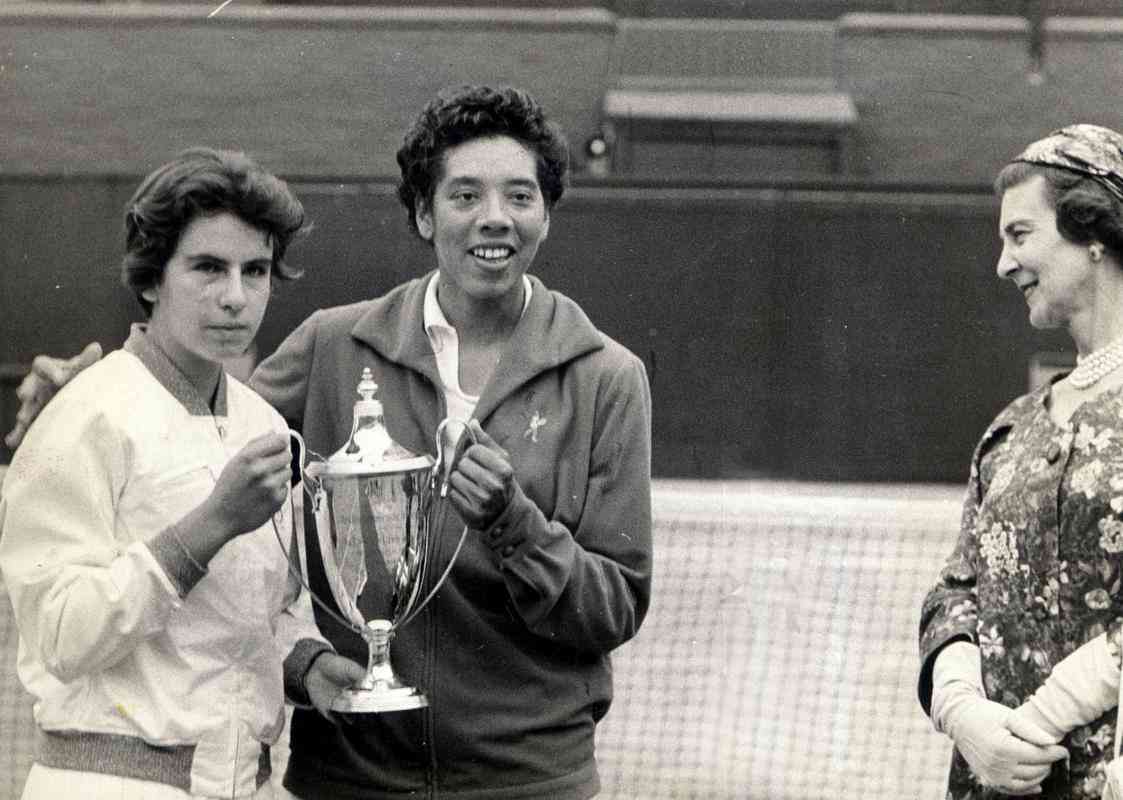 Maria Esther Bueno ao lado da parceira norte-americana Althea Gibson na conquista de Wimbledon, em 1958