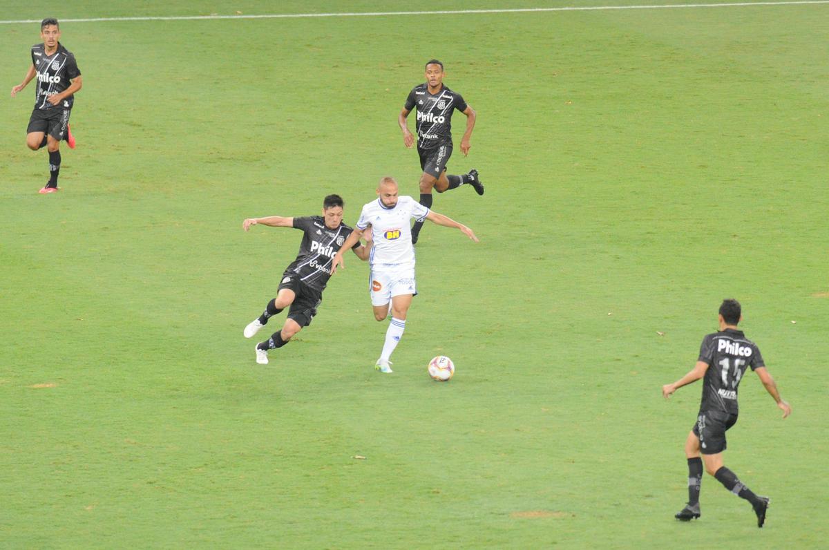 Fotos do jogo entre Cruzeiro e Ponte Preta, no Mineiro, em Belo Horizonte, pela 12 rodada da Srie B do Campeonato Brasileiro