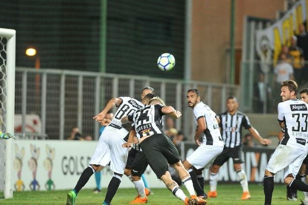 Galo virou no segundo tempo com gols de Rger Guedes e Luan. 