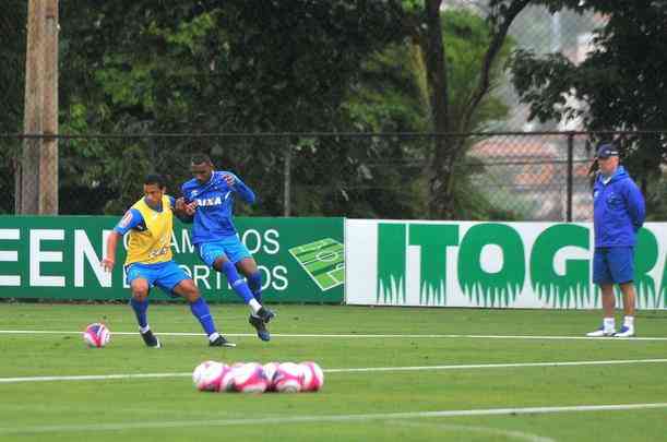 À espera de resolução de imbróglio no Cruzeiro na Fifa, Angulo participa de  treino na Toca - Superesportes