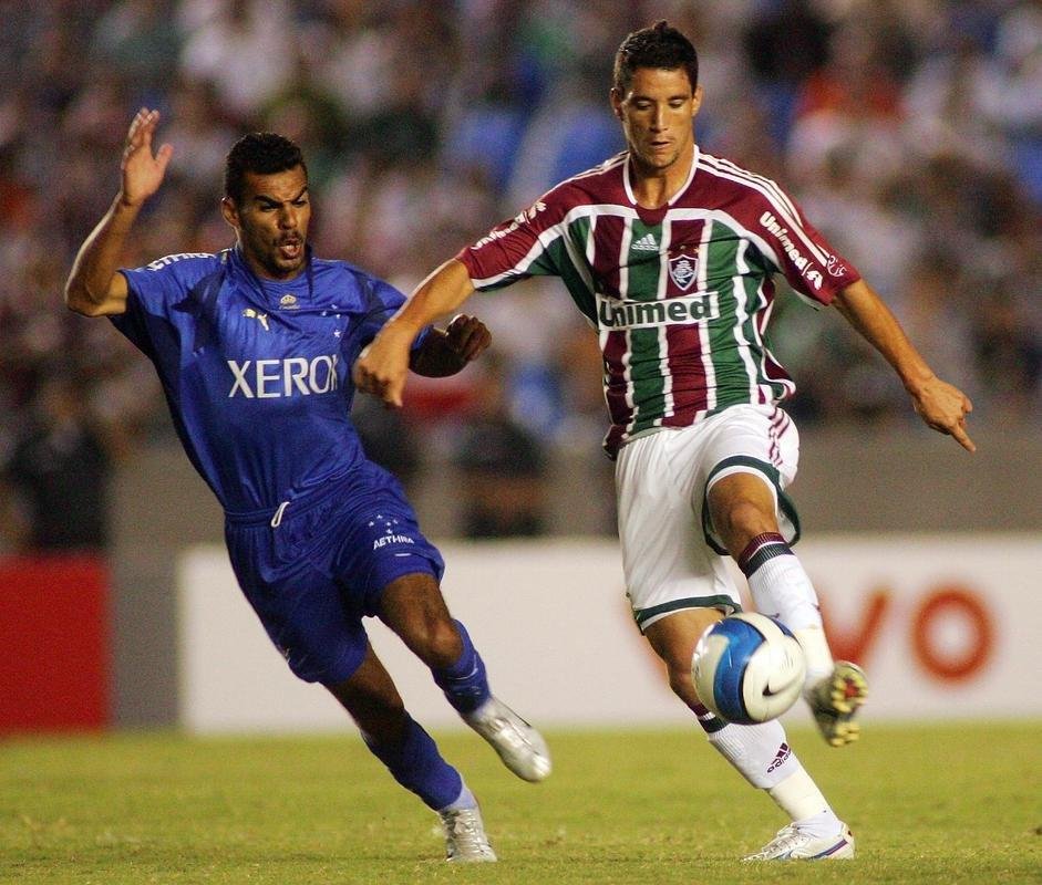 Thiago Neves recebeu R$400 mil de luvas para assinar um pré-contrato com o Palmeiras, em agosto de 2007. Em outubro, porém, o meia renovou o vínculo com o Fluminense por três temporadas e causou um problema entre seus representantes e dirigentes do Verdão.