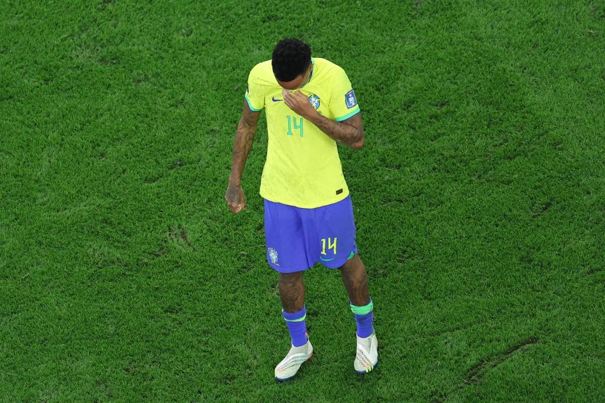 Jogadores do Brasil choram desolados com a eliminao